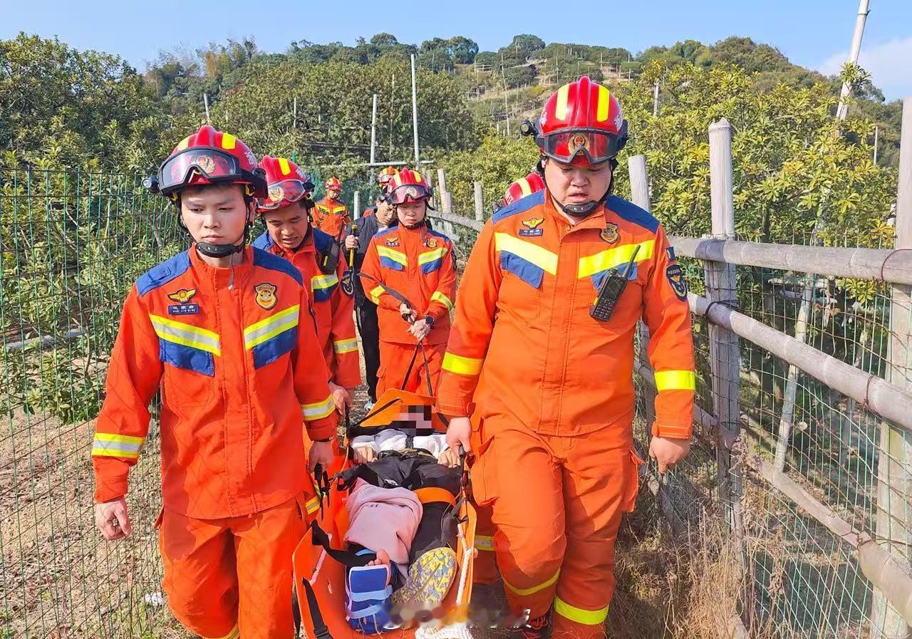 宁波江北消防山路接力救援摔伤少年 近日，宁波江北区慈城镇南联村长溪岭古道，一名1