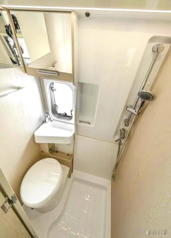 这个数据很尴尬啊
谁这么无聊统计出来的[呲牙]
厕所坏了，几千人怎么解决上厕所问