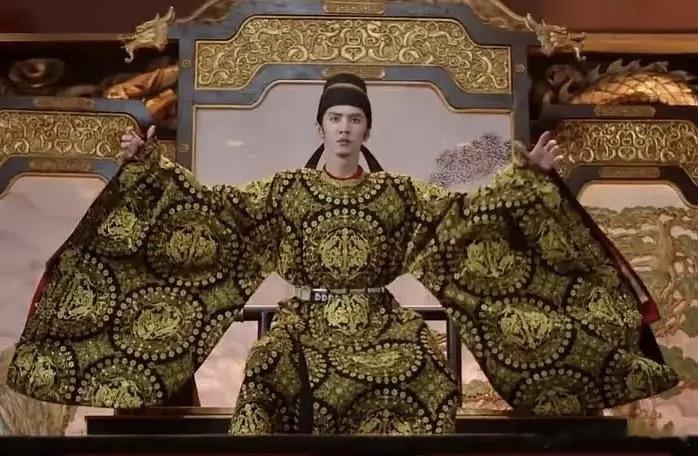 这剧从哪找到这种配色的衣服？还整这么多