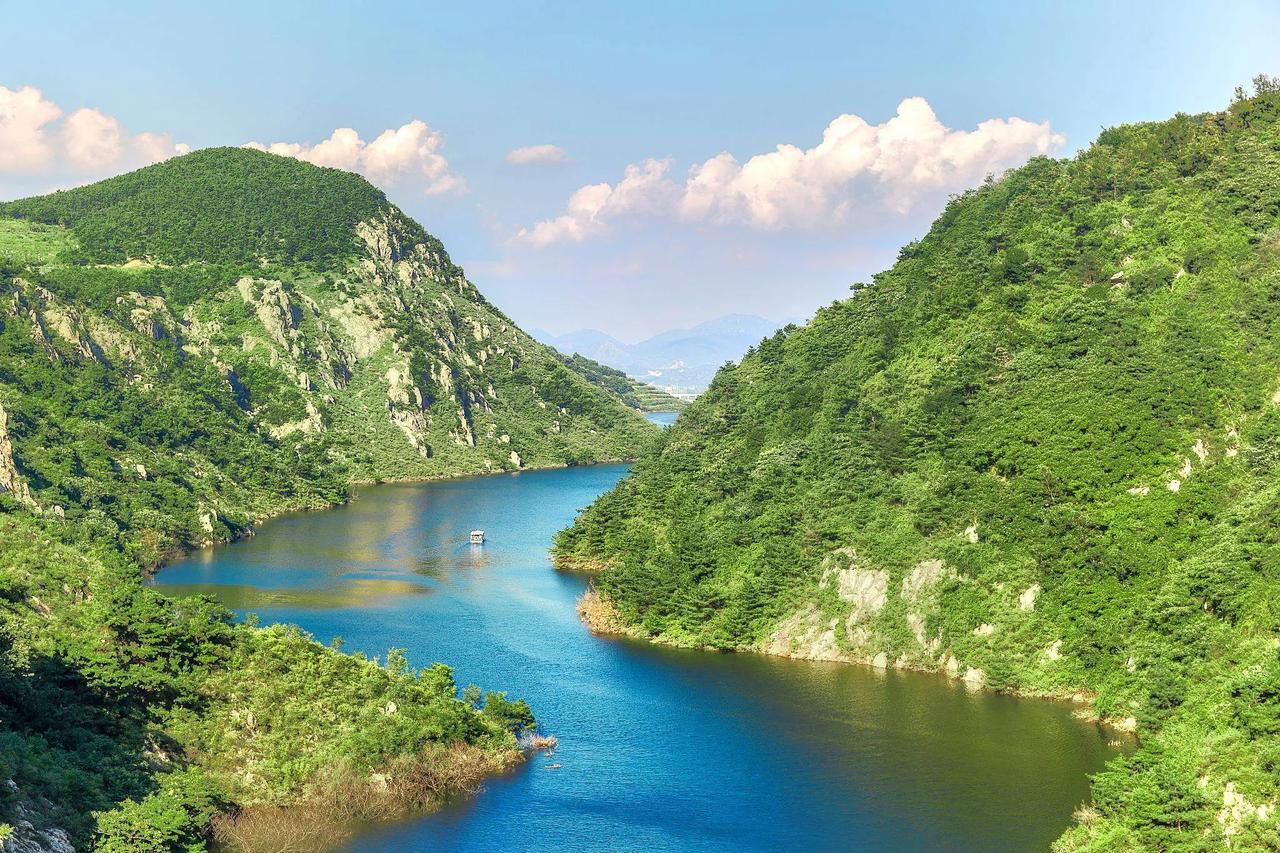 五莲山风景区

五莲山以奇峰怪石和深厚的佛教文化著称，花岗岩地貌宛如莲花初放。