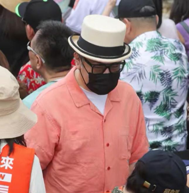 蔡康永的事情，中天的专家也分成了两派：

一派是郭正亮，他认为蔡康永就是好奇，单