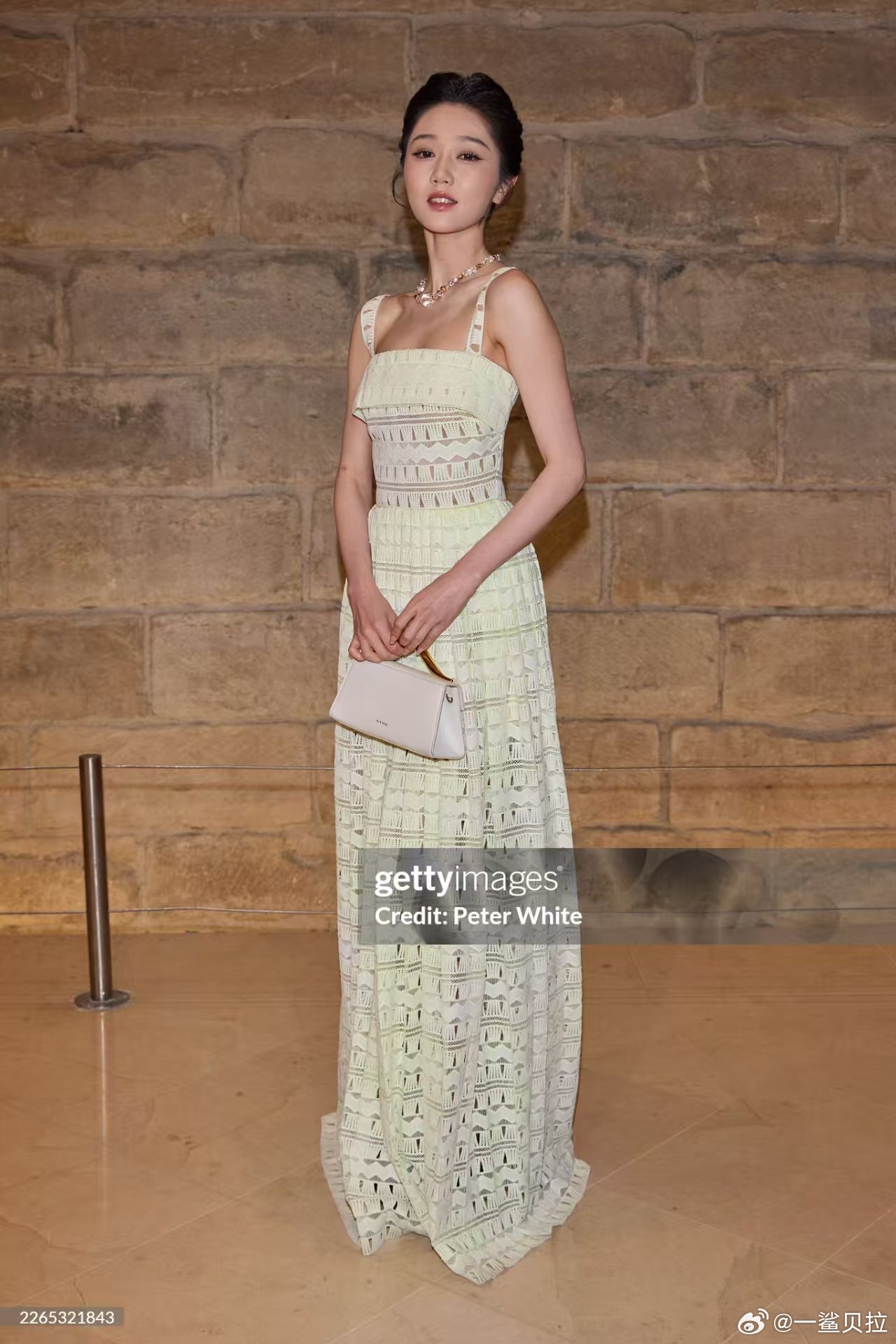 外媒镜头下的岳雨婷 岳雨婷亮相ES大秀，从容姿态扛住了外媒特写 