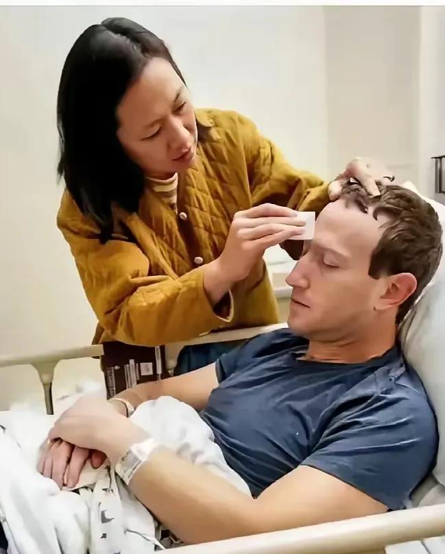 照片中的这个人看起来有些眼熟，他这是在干嘛呢？好像是生病了，女子正在护理他。这个