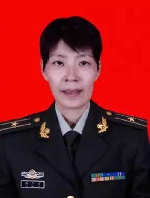 1992年10月，一武警战士独自押送四名不法分子回中队。

突然，一个歹徒冲上来