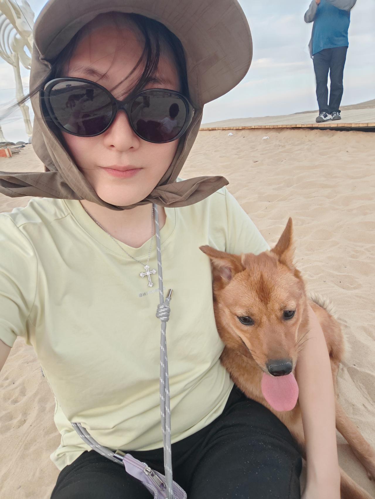 在克拉美丽服务区抱着小黑VS在天山大峡谷抱小黄，小女🐕就是娇些😁