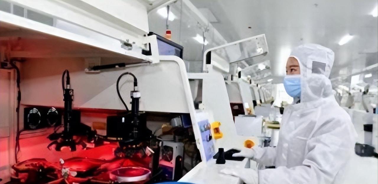 让中国光刻机“变成废铁”，日本对华下狠手，外媒：比美国人还绝。从2023年7月起