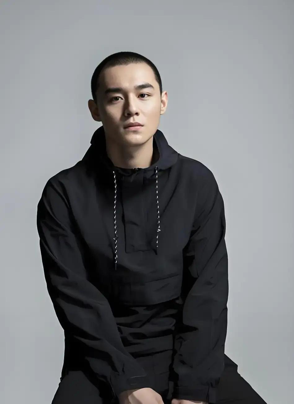 0台词跳舞上热搜
 
刘奕铁在《老舅》里演二胖，最后一幕没一句台词，只跳了段舞，