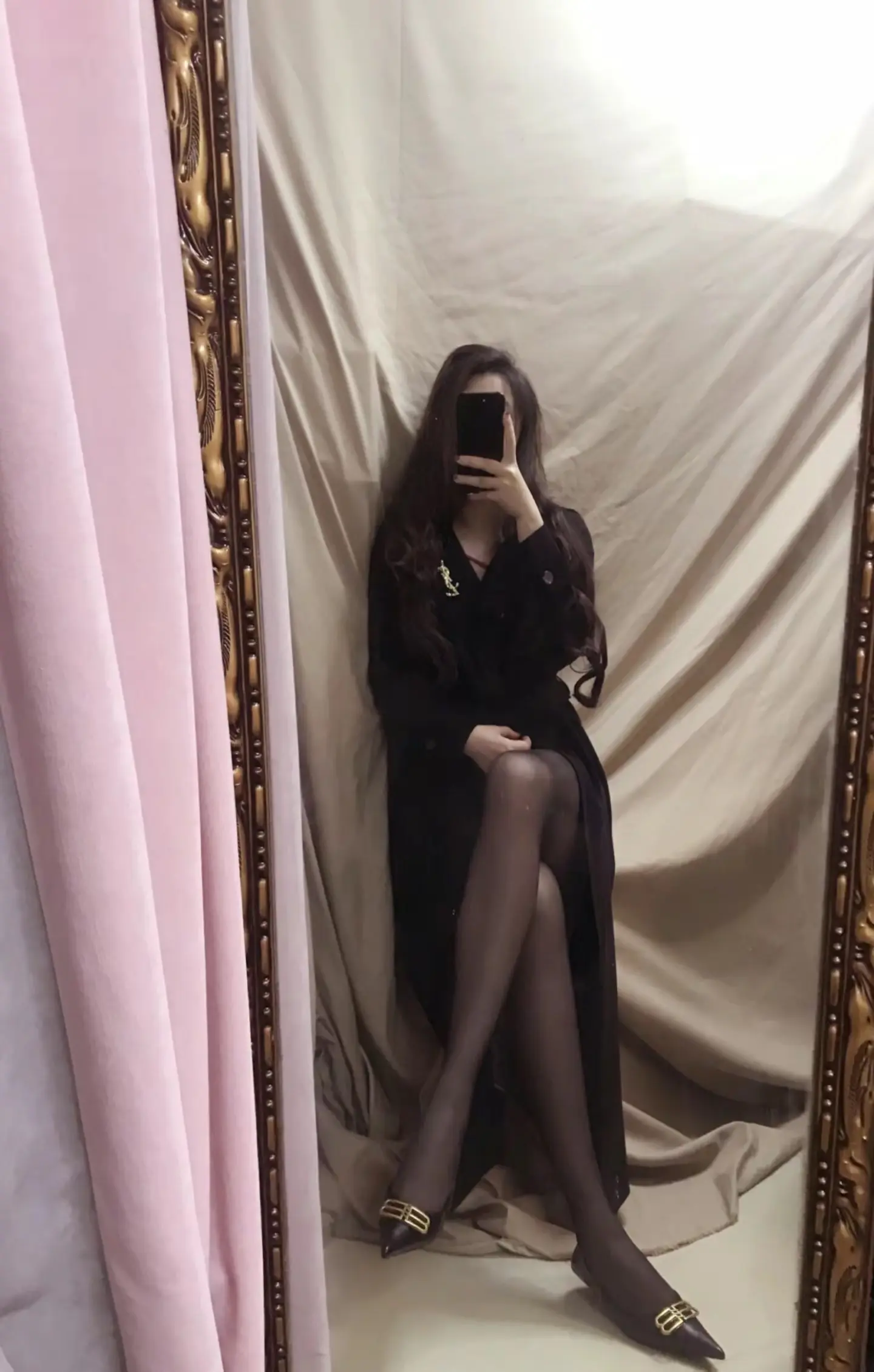 穿黑色长风衣的女人 真的太明艳了 
