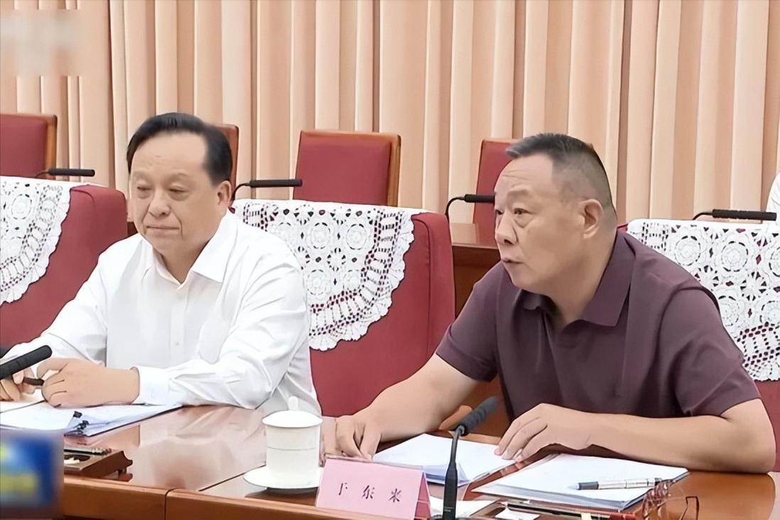 扎根两座小城、仅有十几家门店的胖东来，凭什么能登上国务院座谈会的会场，和能源、重