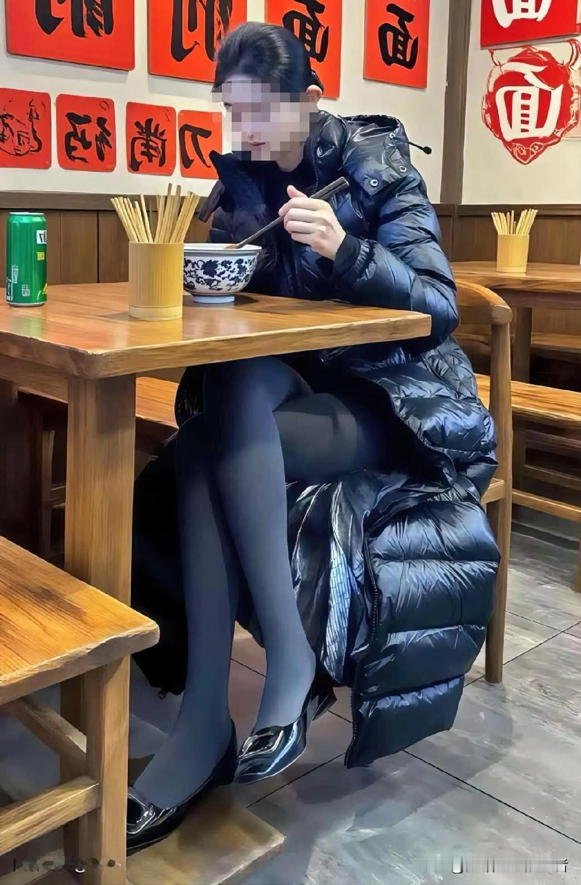 今天来吃刀削面，偶遇隔壁桌一个美女，看着气色不错，就多看了几眼，看完了却让我有了