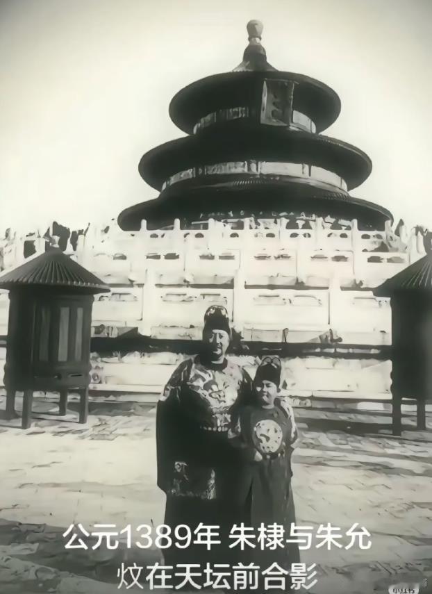 反串黑开始了。真正的照片见图二。可以清楚地看到背后有许多现代装束的游客。有意思？