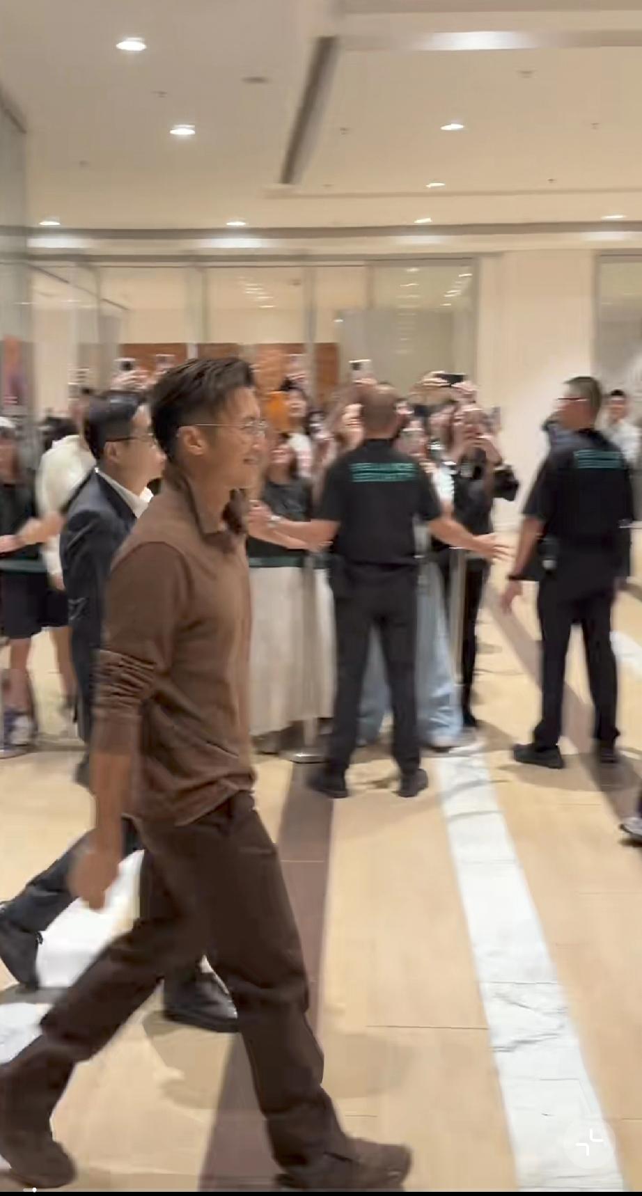 4月2日，谢霆锋现身港大瘦了好多，秋衣领子翻出来了，把网友急坏了，很想上去帮他把