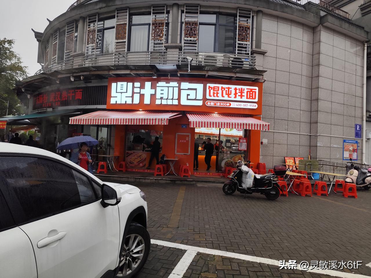 每天清晨经过小区楼下那家新开不久的早餐店，看到人来人往的食客，店里生意一直特别红