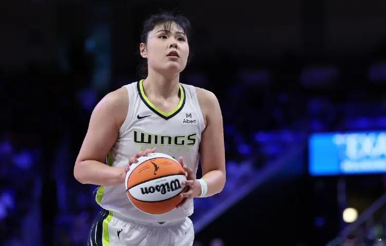 北京时间8月9日，WNBA常规赛达拉斯飞翼主场对阵卫冕冠军纽约自由人，李月汝连续
