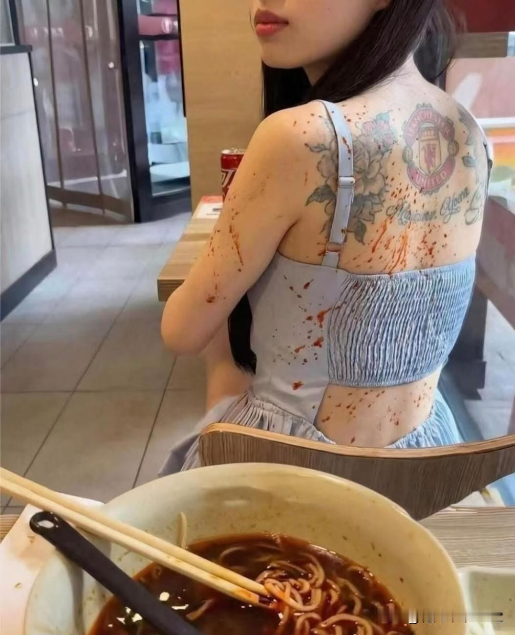 摊上大事了，只有跟她说，大家也是曼联的球迷，下次带她去老特拉福球场看⚽