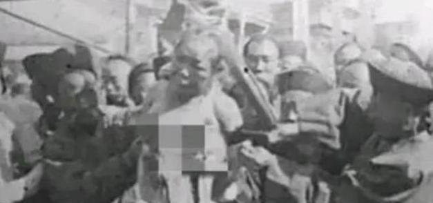 1904年，王维勤被活剐凌迟时一张罕见留影，他不断向后仰着身体，脸面向人群充满绝