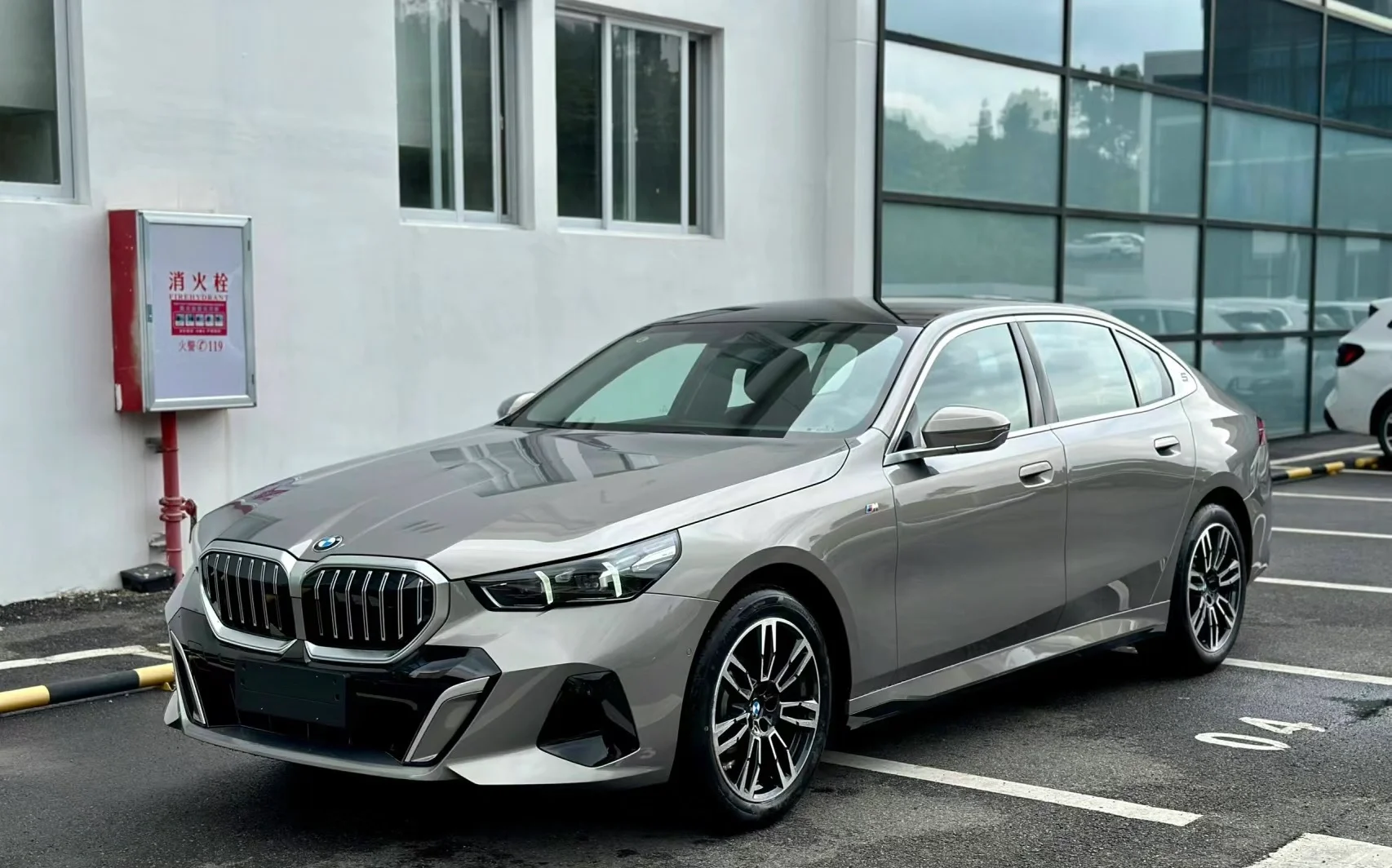 电车买不起，只能买燃油车，哪款颜色好看呢