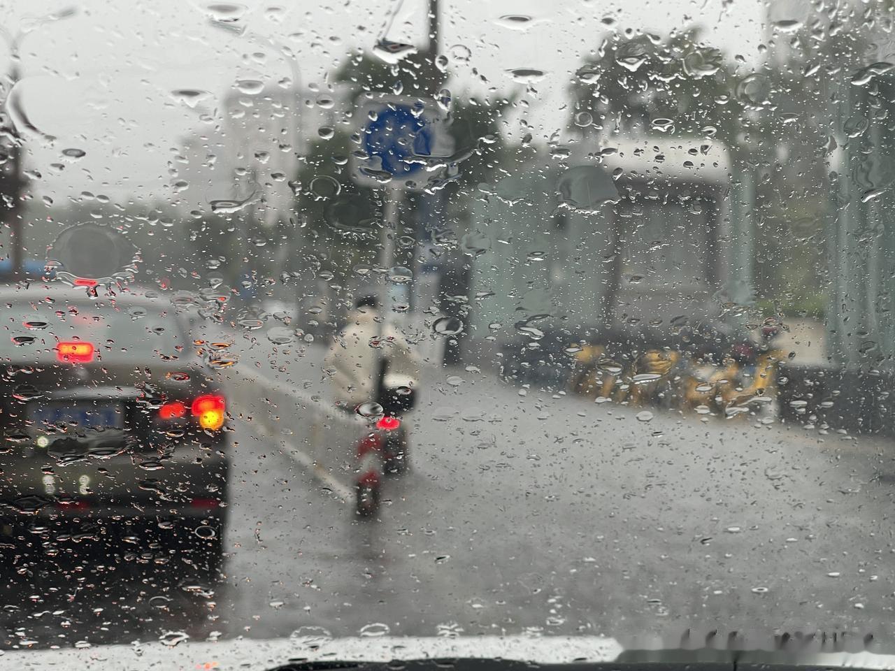 最近全国普遍都在下雨，有些地方短时强降雨甚至能达到暴雨量级，像图中的这位外卖小哥