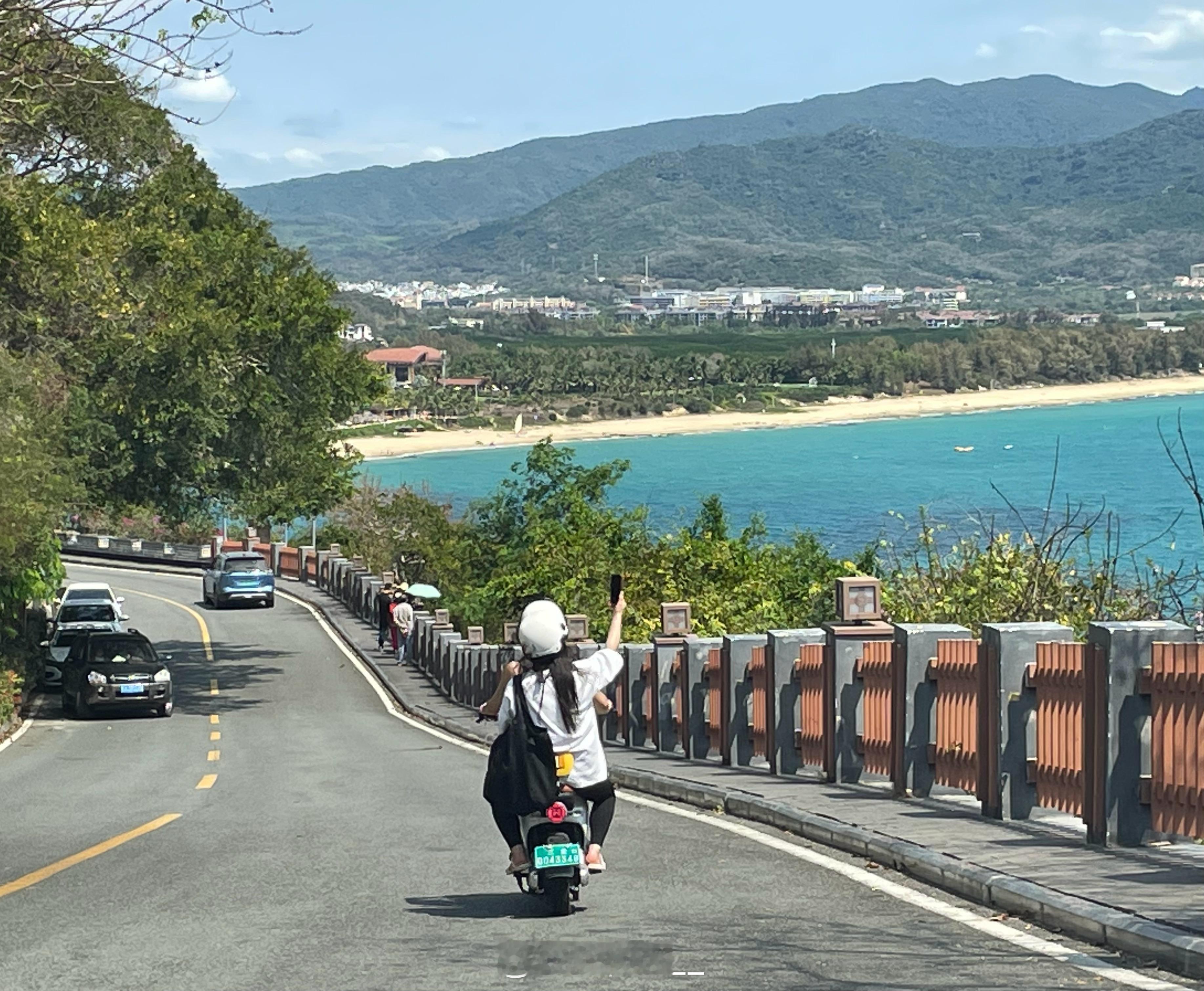 #三亚太阳湾##三八妇女节# 享受生活，有很多种方式这位姑娘一定很开心  ​​​