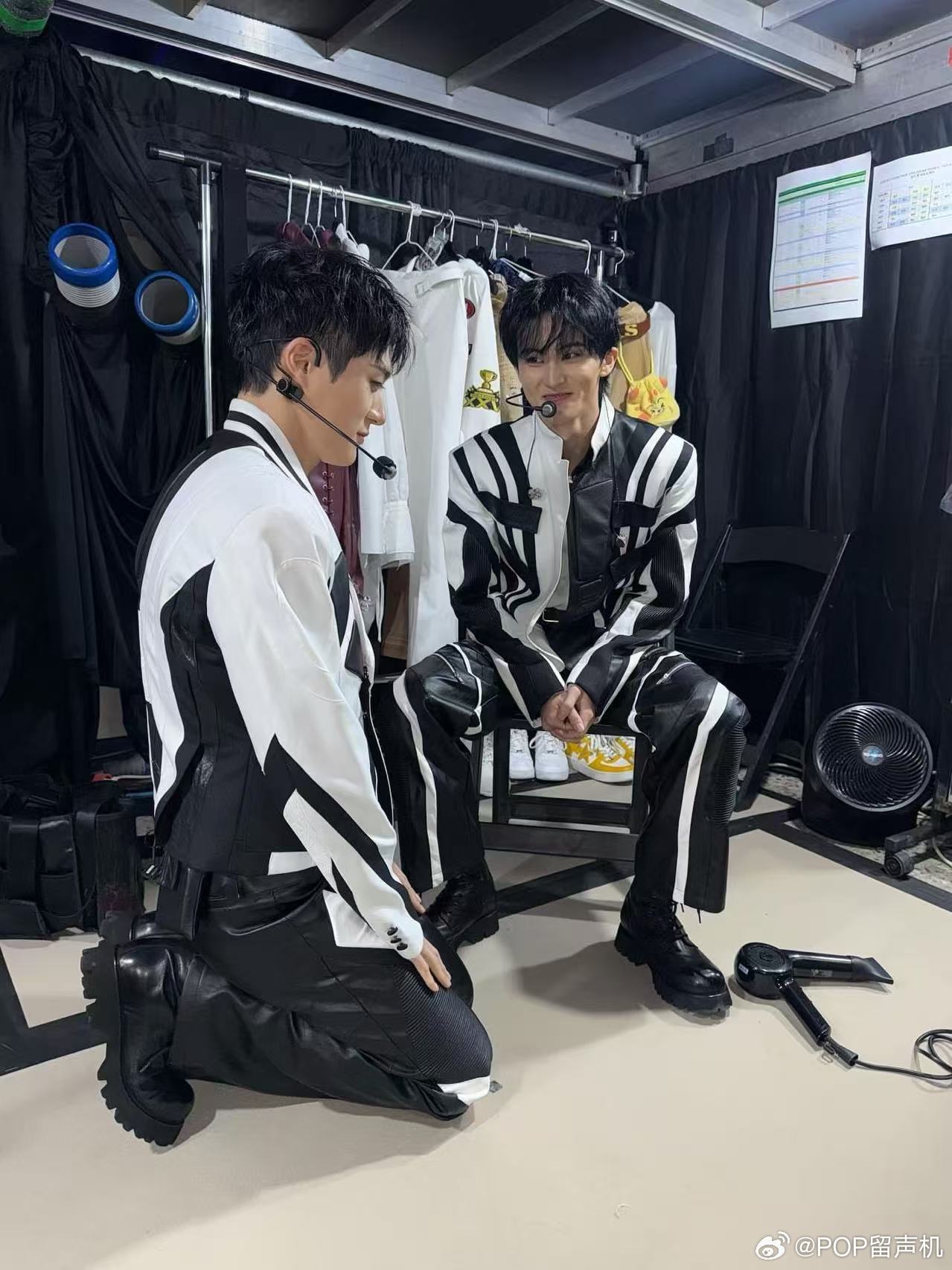 李马克在ins发李帝努朝他下跪的照片是什么意思 