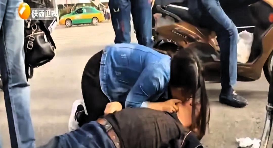 西安一女孩跪地抢救晕倒老人，老人不幸离世，谁料4天后，女孩发现对方家属全城拉横幅