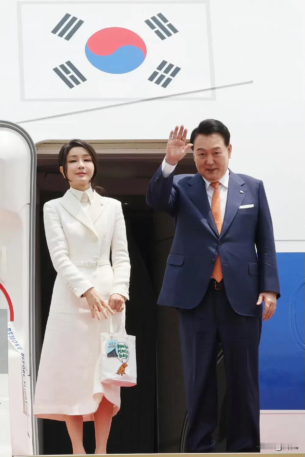 万万没想到啊！韩国最大在野党竟然担心尹锡悦逃跑。韩国最大在野党在敦促抓紧逮捕尹锡