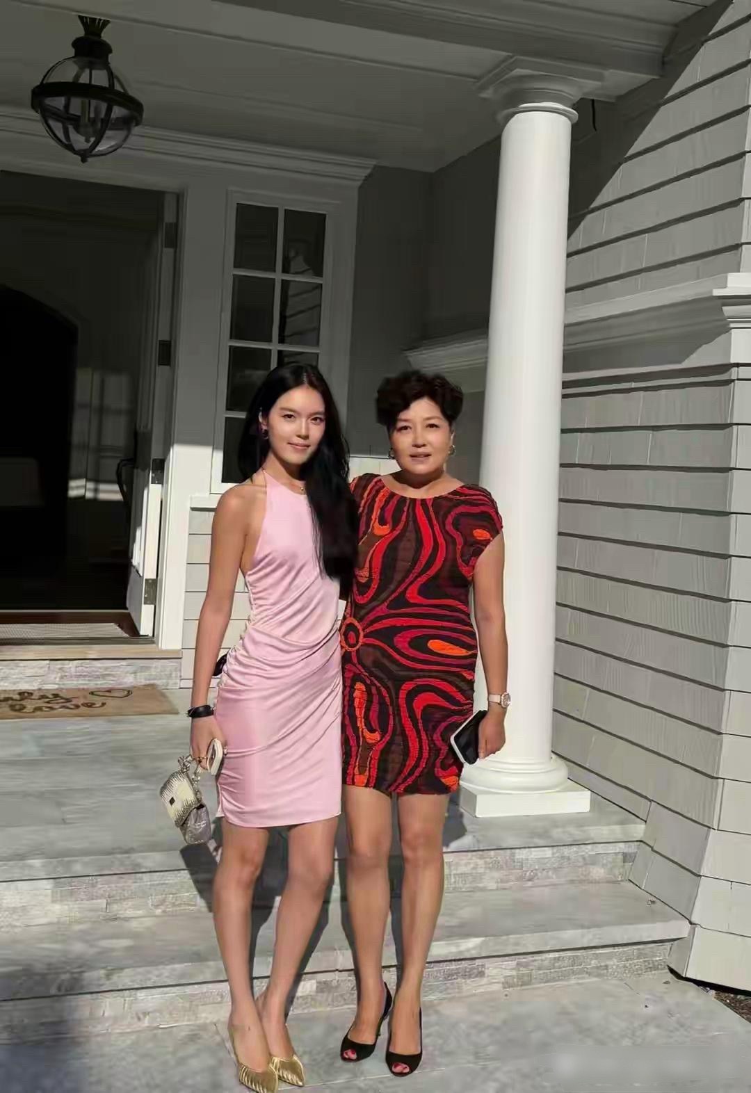 李咏遗孀哈文和女儿，在美国的大房子前合影，女儿法图麦已经1米7多，又高又漂亮，母