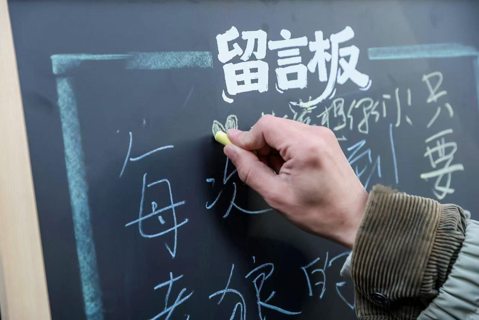 老狼歌迷把便利店挤成内场了听说身边几人去太原看老狼演唱会了？那感觉肯定不只是看了