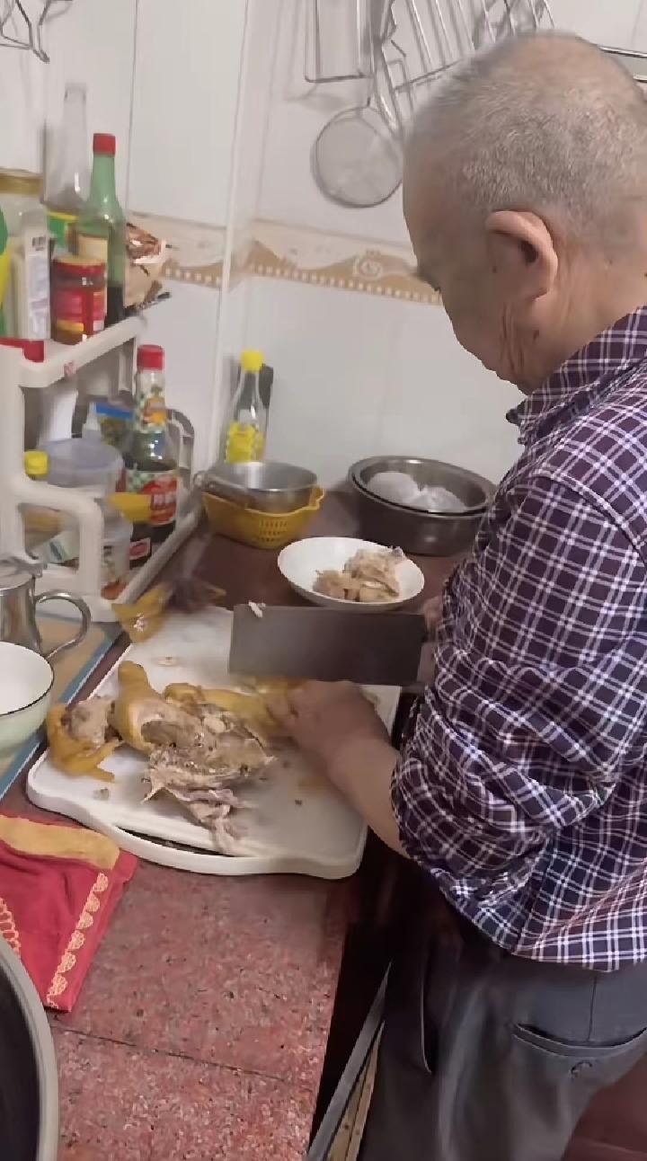 这是李鑫的养父，一位退伍军人，有责任有担当。头发已花白，仍默默帮李鑫照看孩子，对