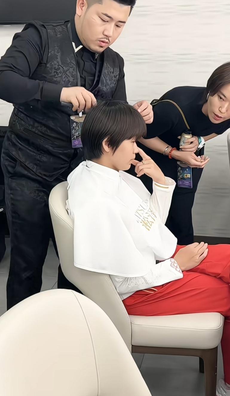 分享我这周有趣的事：真瘦，怎么就跳不了? 婵宝 ，觉得短头发好看适合她，这就是黑