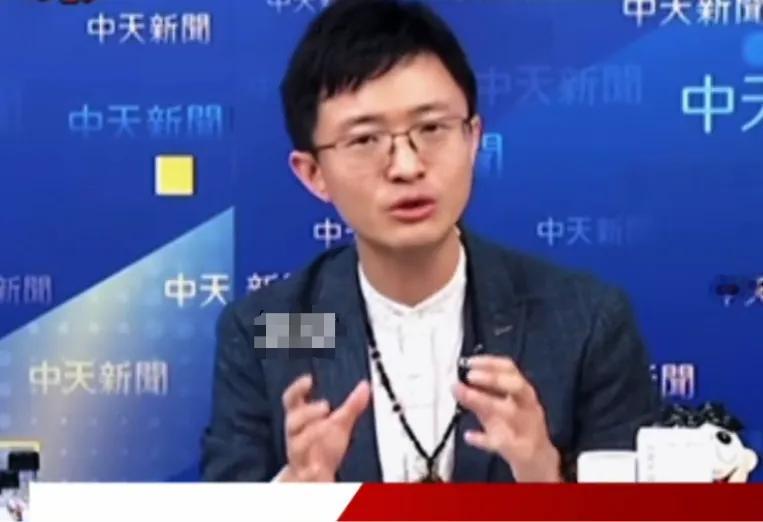 侯汉廷：两人都送帽子，左边被抓右边没事——差在党证

侯汉廷今天（24日）说了一