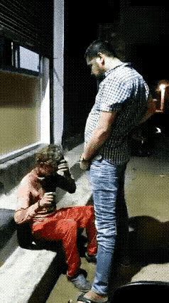 印度街头，高种姓对着低种姓的脸拉尿，而且坦然自若。[汗] ​​​