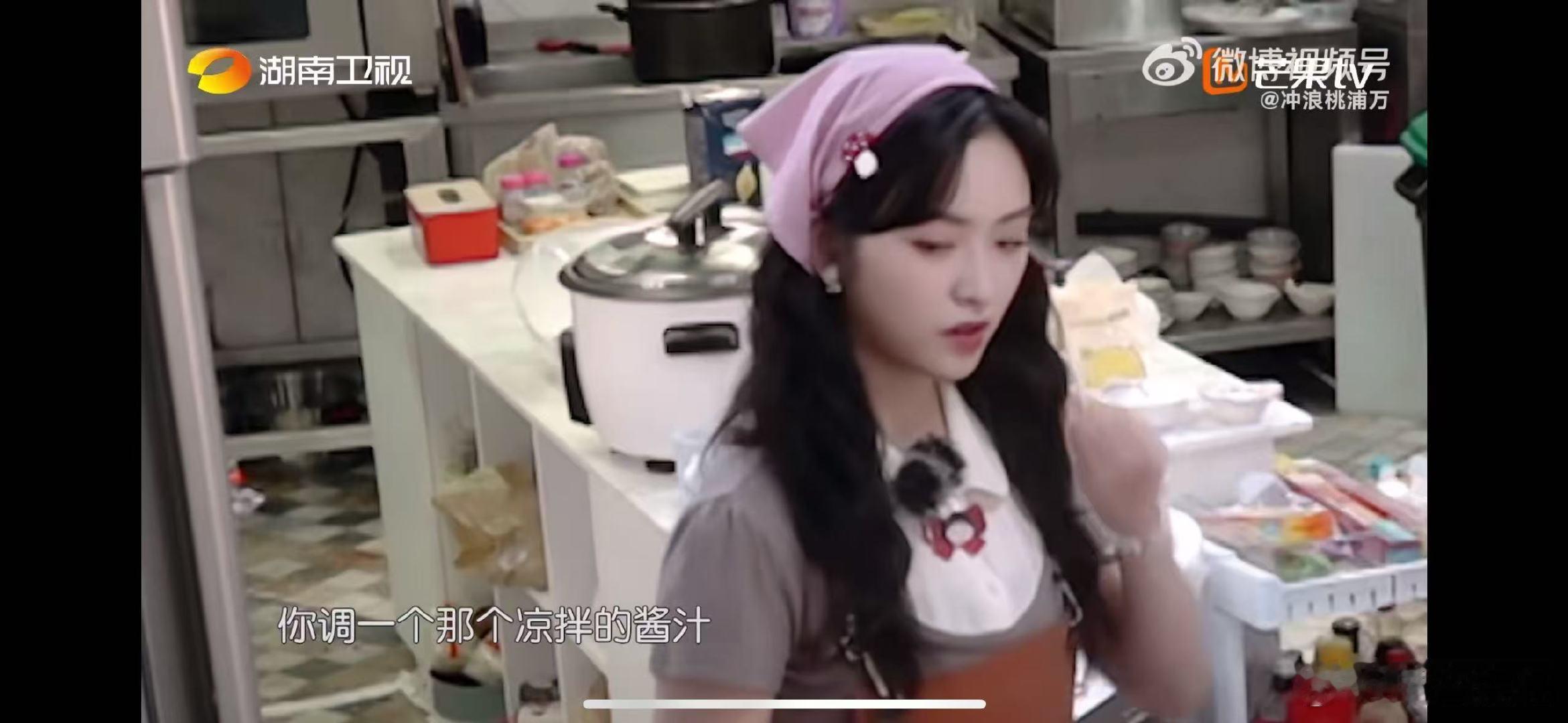 沈月说人老了就会这样中餐厅名场面中餐厅瞧瞧沈月这拍黄瓜！加醋自言后笑称“人老了”