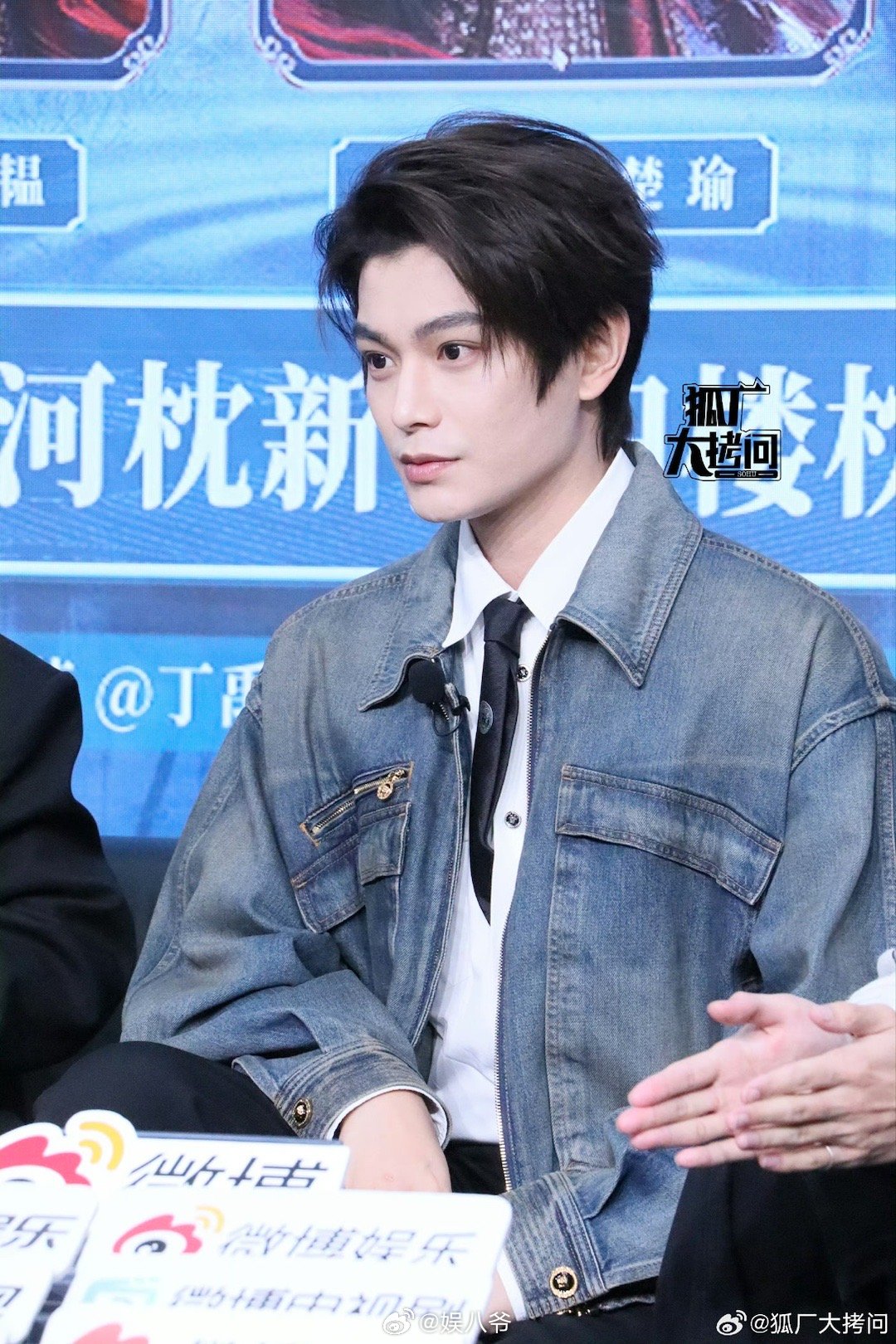 丁禹兮[超话]  丁禹兮今日扫楼生图 牛仔服小丁好男大！ ​​​