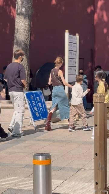 董力阿诺带儿子游天安门 董力夫妻带着可爱的儿子来到天安门，成功实现了孩子的天安门