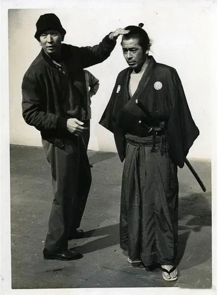 从通读剧本阶段，他就要求演员穿上戏服。熟悉服装、沉浸氛围，才能自然融入角色与故事