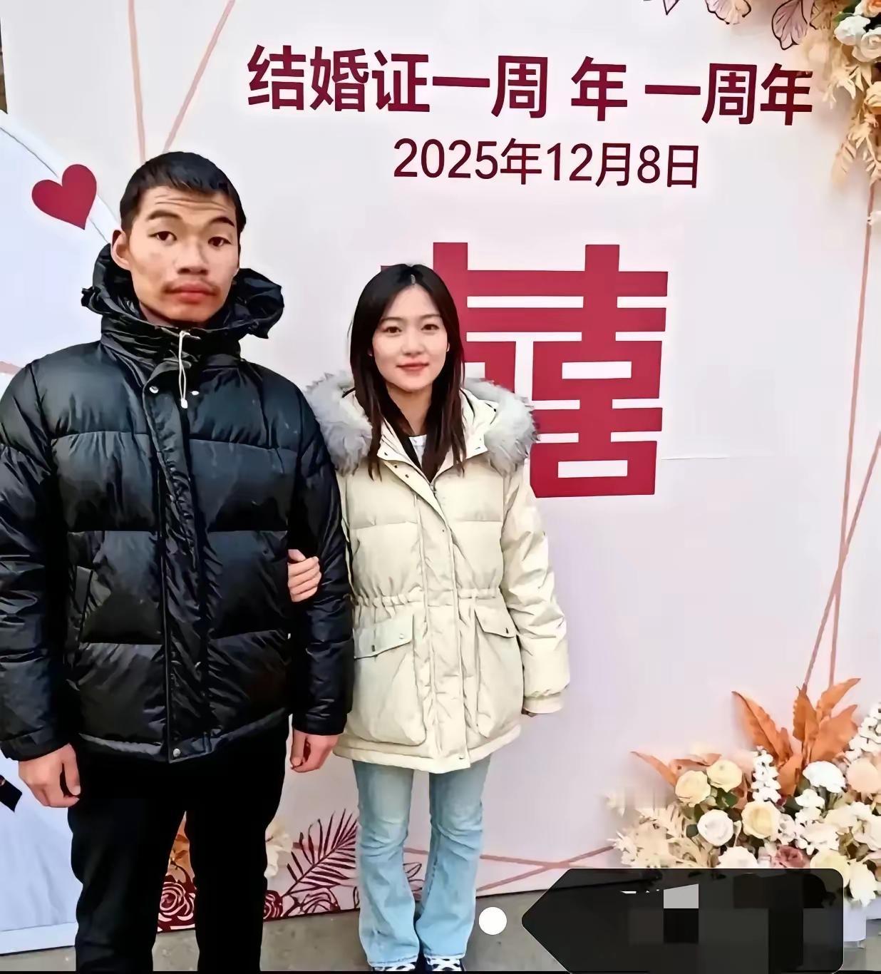 真让人羡慕啊！！！
实在搞不懂，小姐姐颜值那么高，身材又好。偏偏找个其貌不扬老公