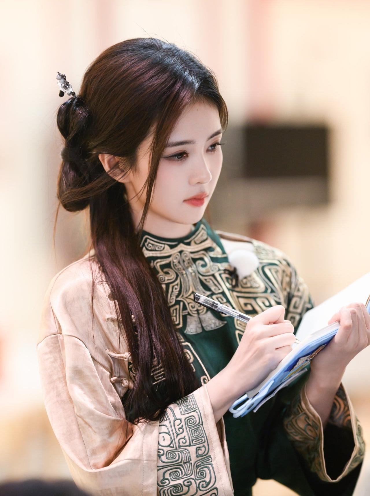 白鹿的这件衣服有点好看诶，
特别符合她的气质，
淡雅如菊。