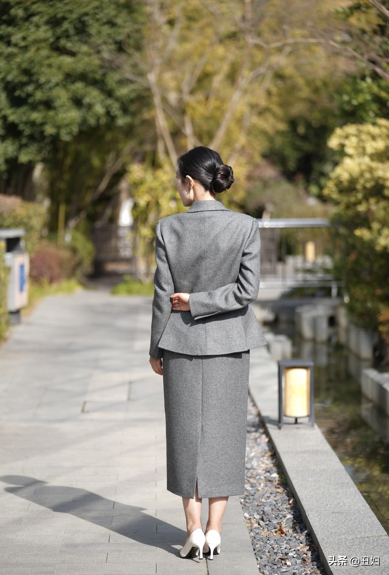 你见过最好看的女孩背影是什么样的职业套装裙子搭配得恰到好处。周围的落叶纷纷扬扬地