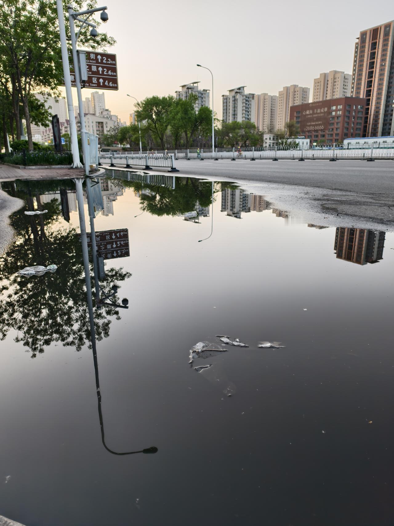 今晨，雨后的芥园道各别路段，仍有存水现象发生，看来老城区的道路施工排水是个漫长而