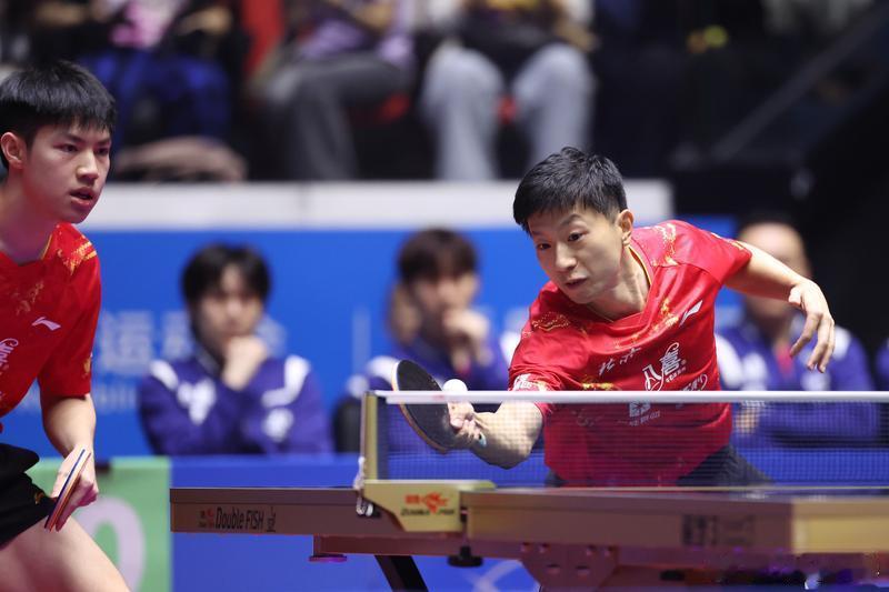 乒乓球男子团体小组赛A组比赛中，北京队3比0战胜河南队。马龙/黄友政3比1战胜河