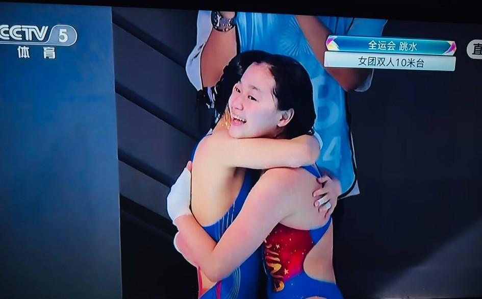 全红婵和队友王伟莹在全运会双人10米跳台项目上卫冕成功，为广东队夺得一枚宝贵的金