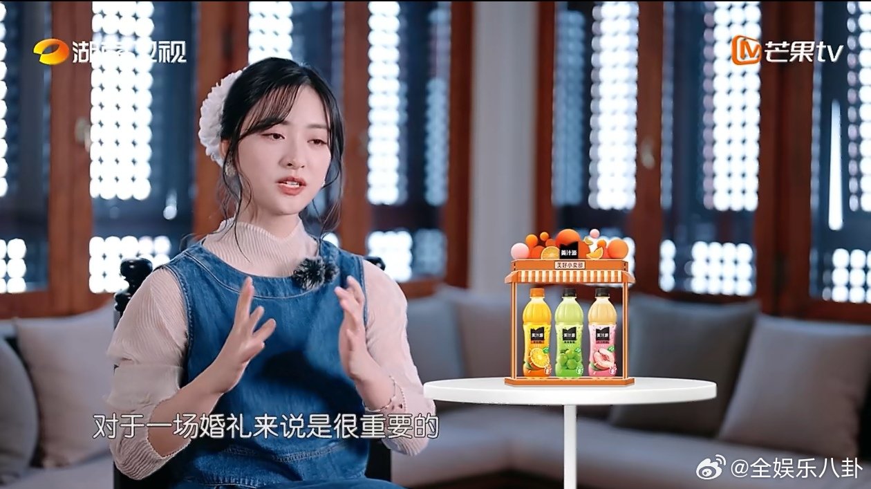 沈月干回婚庆摄影老本行中餐厅名场面中餐厅 集体婚礼即将开启浪漫之旅，沈月、翟潇闻