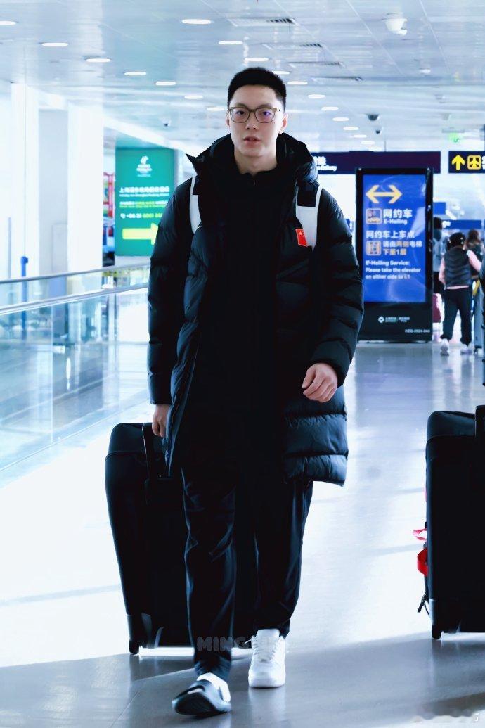 胡明轩穿拖鞋备战遭质疑，落选中国男篮大名单中国男篮公布对阵日本男篮12人大名单，