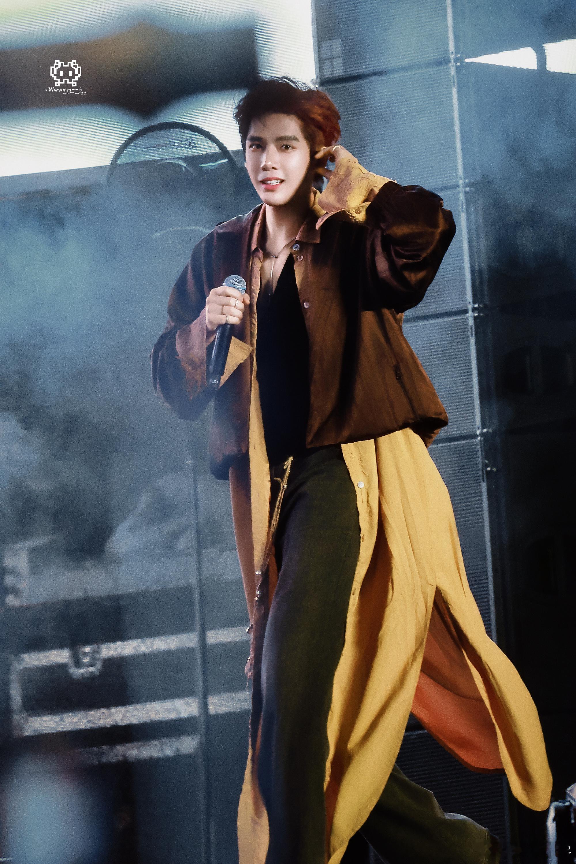 王安宇超燃青春的合唱海报 王安宇的歌声加上他的魅力，简直是完美的搭配，期待他在合