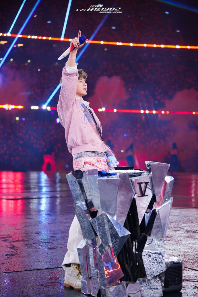 张杰列车开场机甲共舞百人舞团 鸟巢第二场演唱会完美收官！张杰首创机械列车巡游，机