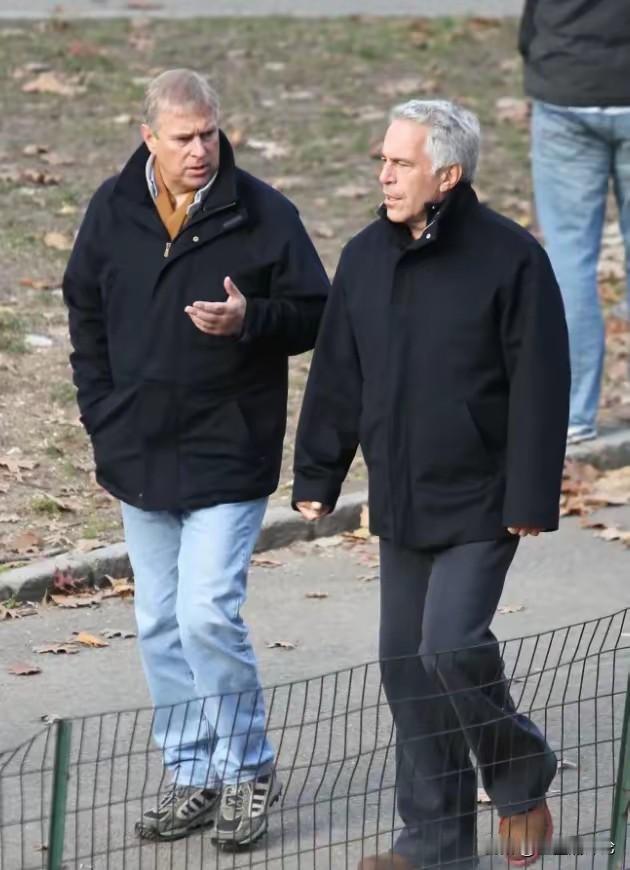 牢A回国引起的网上争论，在350万字的萝莉岛解密文件曝光后，反而让那些狡辩的公知