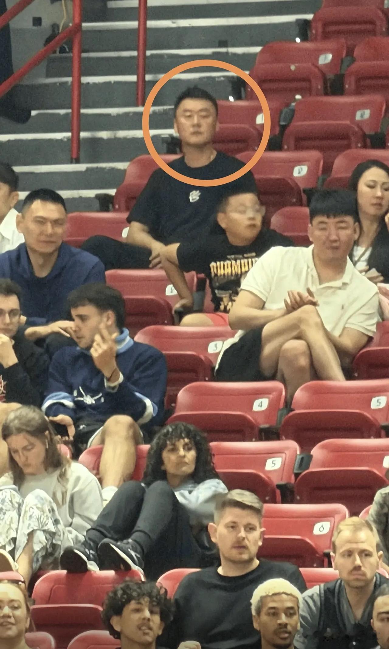 广东宏远男篮主教练确定？现身NBA夏季联赛！
近日，有网友拍到前U19中国男篮主