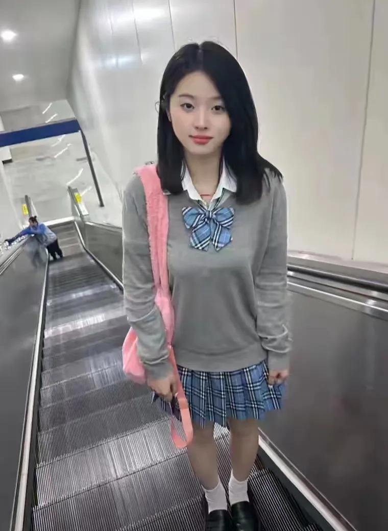 在这个海边小镇，小梅和小林的爱情故事就像日出一样温暖而美好。

小梅是一名早班服