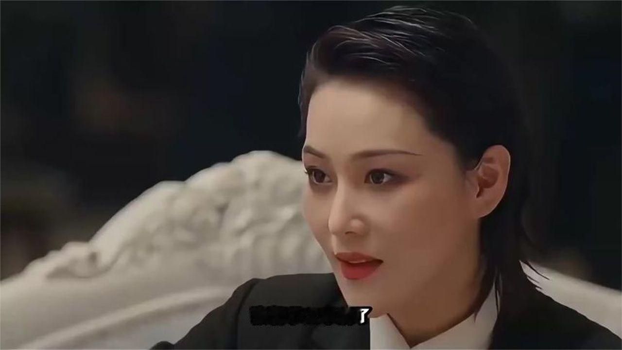 张馨予太丰满了，穿挖洞衣凹凸感藏不住，我感慨军人老公眼光真好